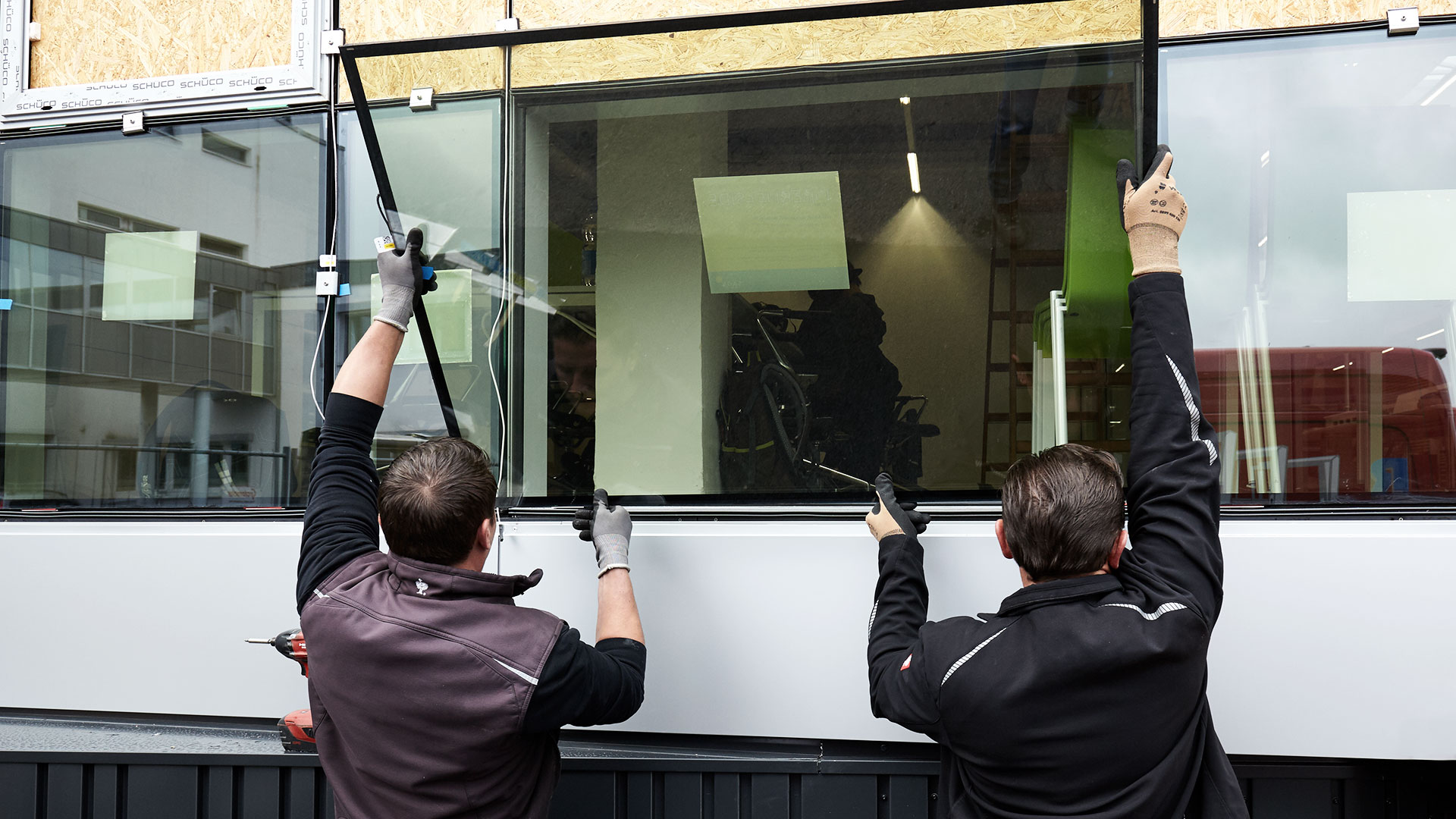 Fenstermonteure und Montagehelfer bei der Arbeit