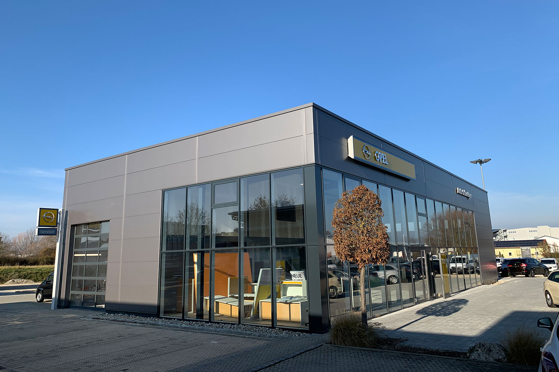 Fassade aus Aluminium und Glas für Autohaus