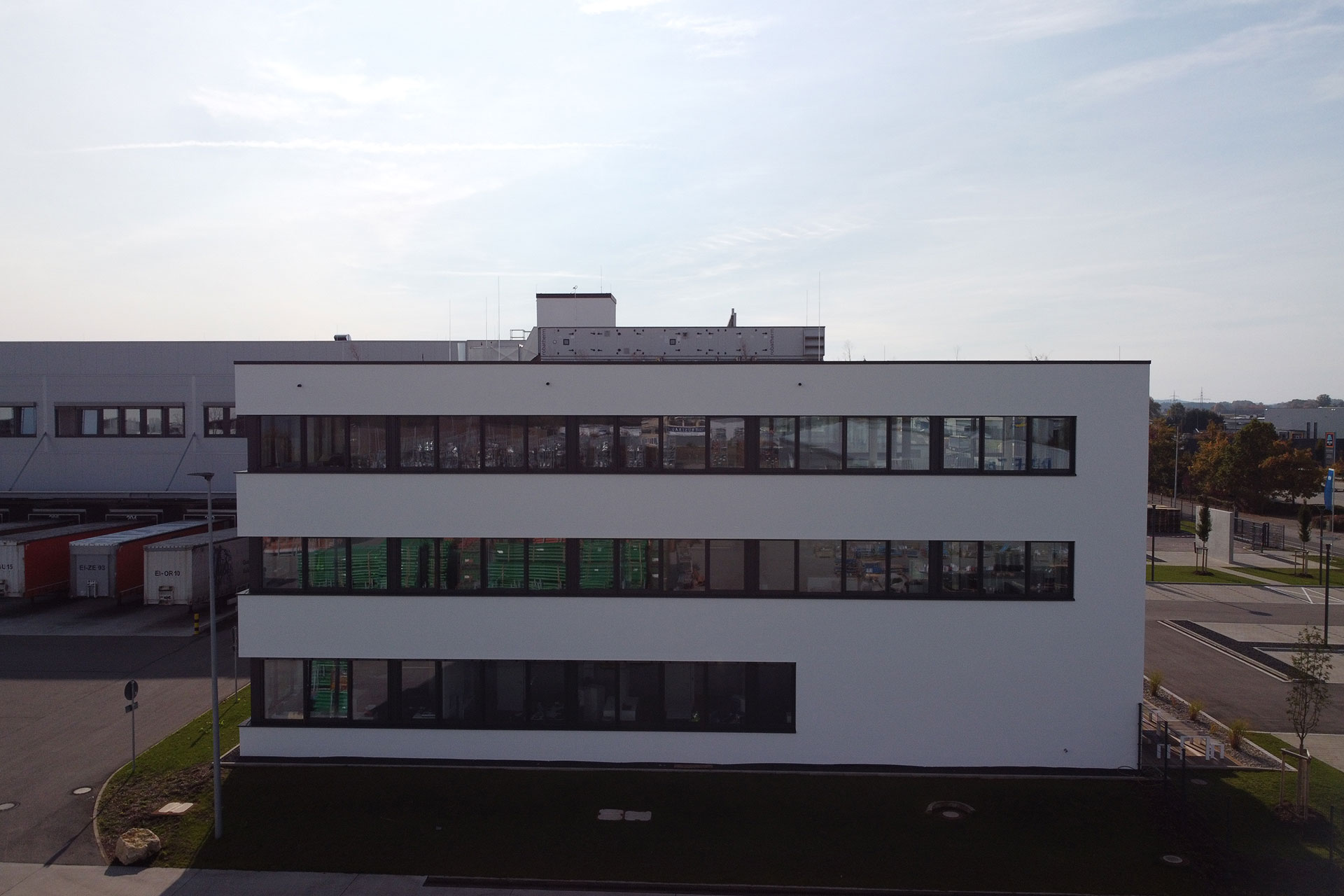 Fensterband von Bürogebäude in Reichertshofen